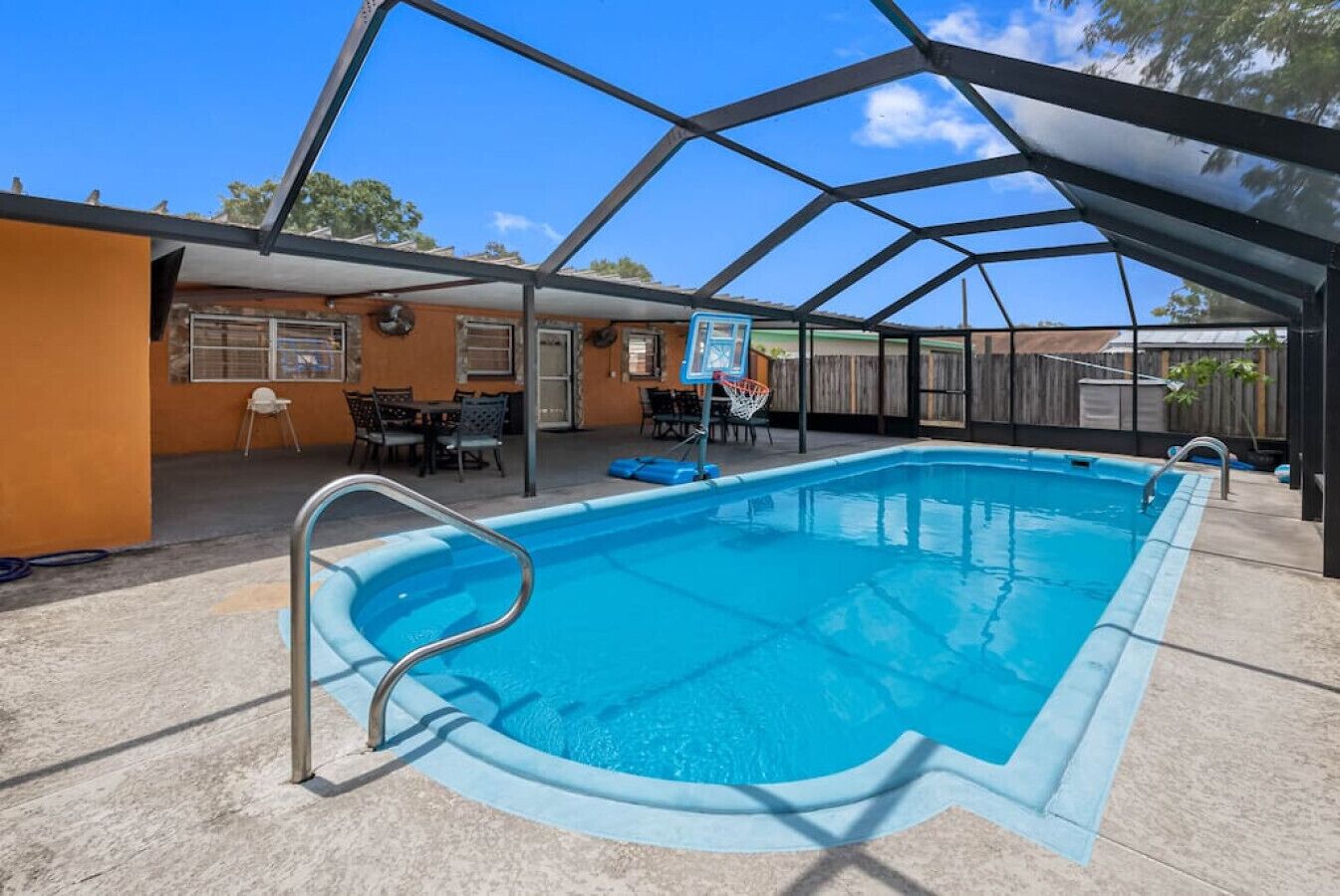 Spacious 4 bedroom-Screened pool-Fenced backyard.