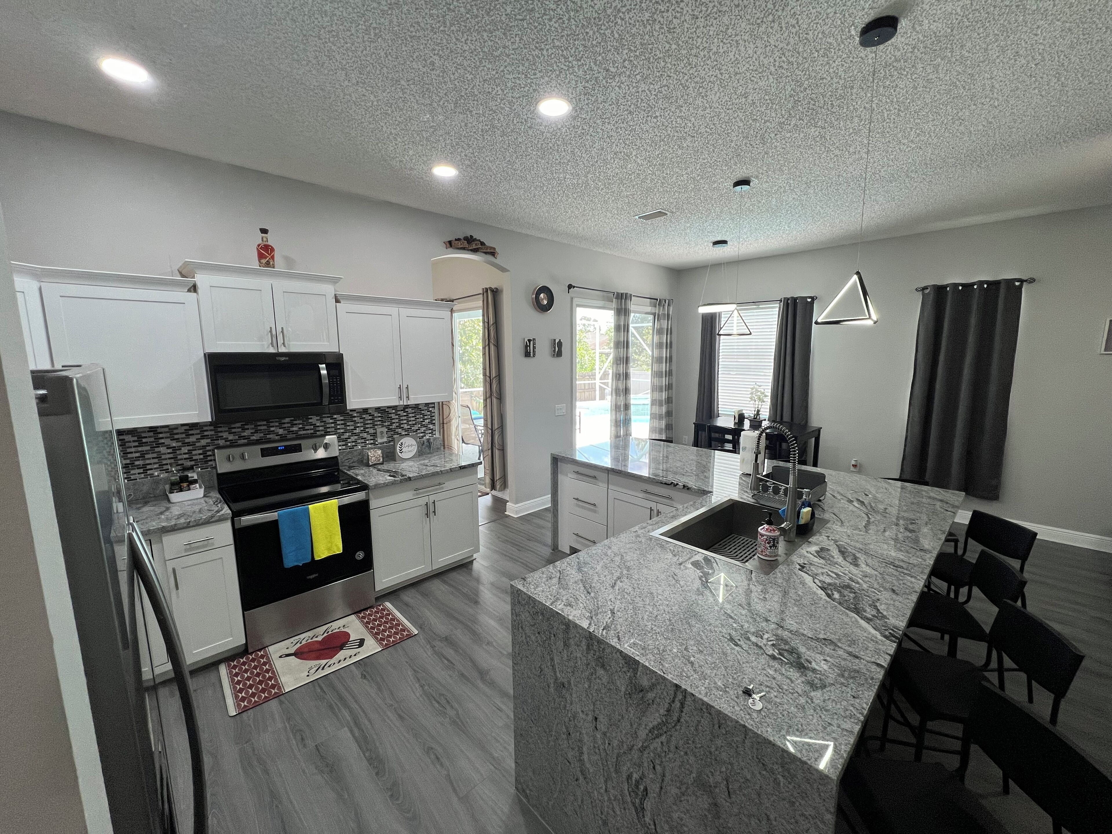 Frigorifero, microonde, forno, piano cottura