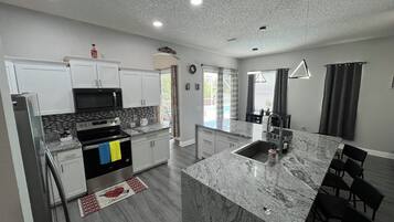 Frigorifero, microonde, forno, piano cottura