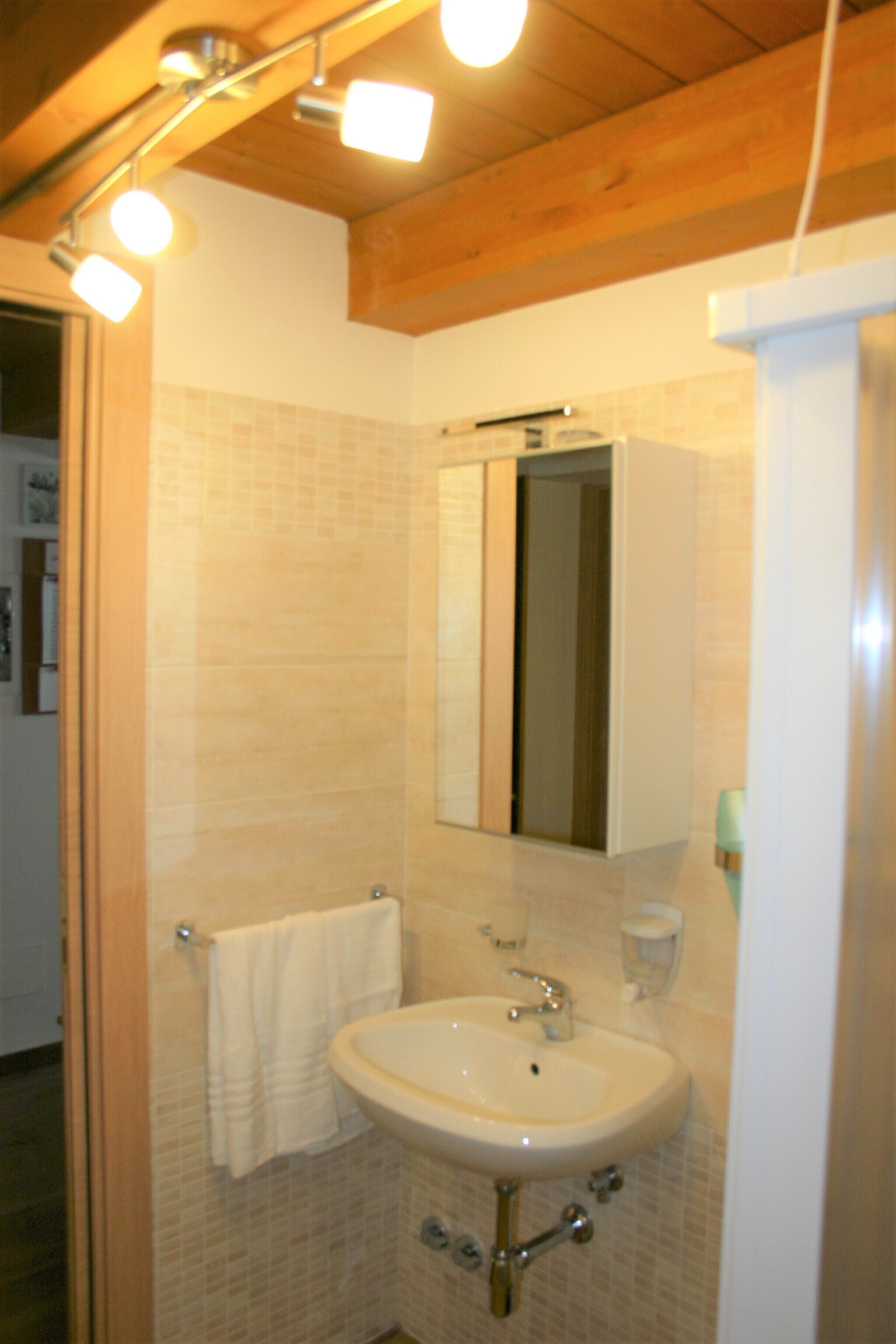 Douche, sèche-cheveux, bidet, serviettes fournies