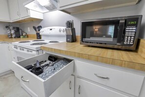 冷蔵庫、電子レンジ、オーブン、コンロ