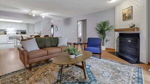 Un salon avec un canapé, une table basse et une cheminée.