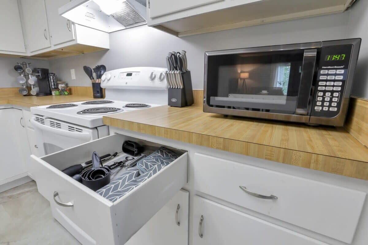 Geladeira, micro-ondas, fogão, cooktop