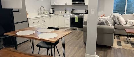 ثلاجة، ميكروويف، فرن، موقد طهي مسطح