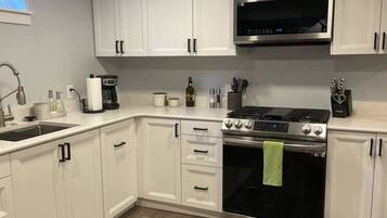 KylskÄp, mikrovÄgsugn, ugn och spishÀll