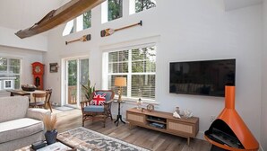 TV, fireplace, offices - Downtown Retreat with Bikes, Fire Pit & Kayaks (Saint Michaels)