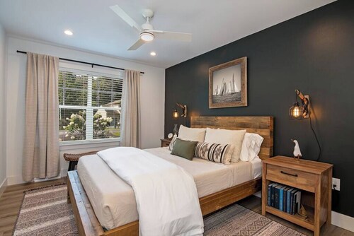 Downtown Retreat with Bikes, Fire Pit & Kayaks