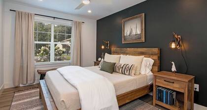 Downtown Retreat with Bikes, Fire Pit & Kayaks