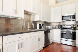 Refrigerador, microondas, placa de cocina, lavavajillas