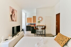 Iron/ironing board, internet, bed sheets