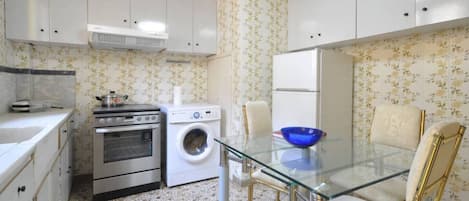 Fridge, microwave, oven, coffee/tea maker