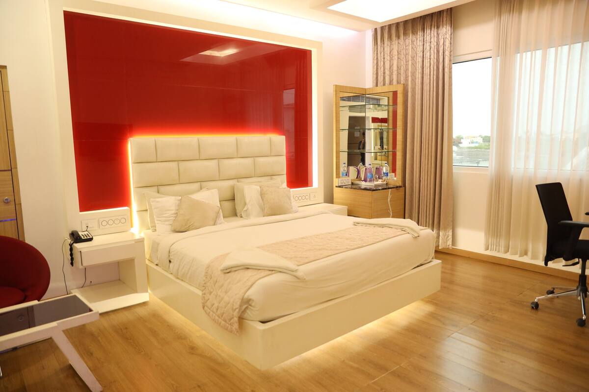 Suite Deluxe, 1 cama King size, vista a la ciudad | Insonorización, tabla de planchar con plancha y wifi gratis