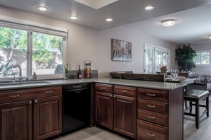 Fridge, microwave, oven, stovetop - Families! Get-a ways! Vegas Vacation Haven, 4BD/3BT/Pool/Spa/BBQ (Las Vegas)