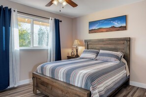 4 Schlafzimmer, Schreibtisch, Bügeleisen/Bügelbrett, Reisekinderbett