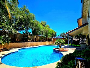 A heated pool - Families! Get-a ways! Vegas Vacation Haven, 4BD/3BT/Pool/Spa/BBQ (Las Vegas)