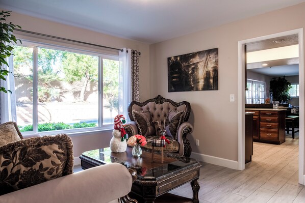 Smart TV, video library - Families! Get-a ways! Vegas Vacation Haven, 4BD/3BT/Pool/Spa/BBQ (Las Vegas)