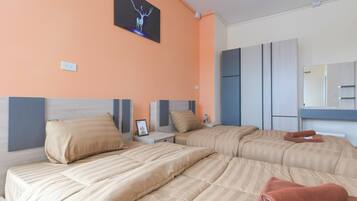 Deluxe Twin Room | Desk, free WiFi