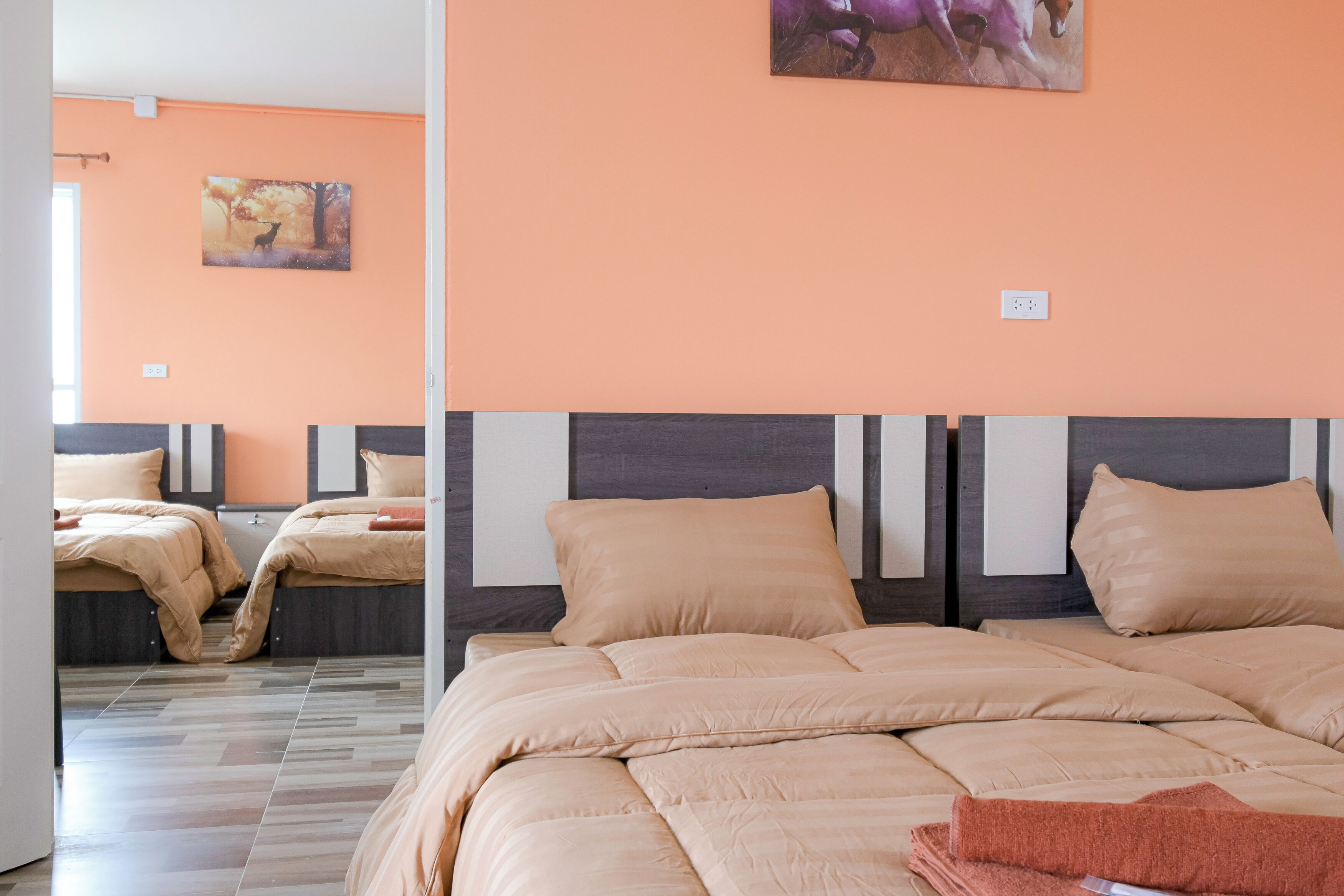 Habitación de hotel con una cama grande, dos mesitas de noche y un cuadro colgado en la pared.
