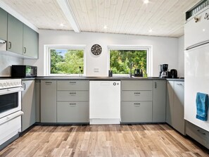 Frigorífico, microondas, lavavajillas y utensilios de cocina