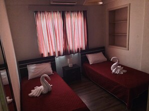 2 bedrooms, iron/ironing board, WiFi, bed sheets - Less than five minutes from the beach, restaurants, supermarkets, bakery's (Paralimni)