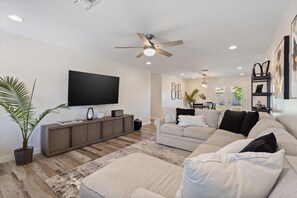 Smart TV, fireplace - 4BR + Casita w/ Pool + Outdoor Big Screen (Scottsdale)