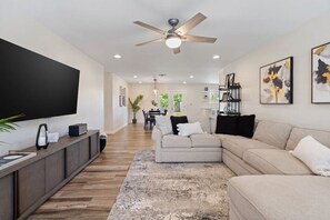 Smart TV, fireplace - 4BR + Casita w/ Pool + Outdoor Big Screen (Scottsdale)