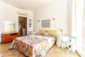 4 makuuhuonetta, silitysrauta/-lauta, vuodevaatteet