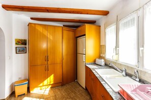 Fridge, microwave, oven, coffee/tea maker