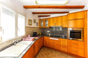 Jääkaappi, mikroaaltouuni, uuni, kahvin-/teenkeitin