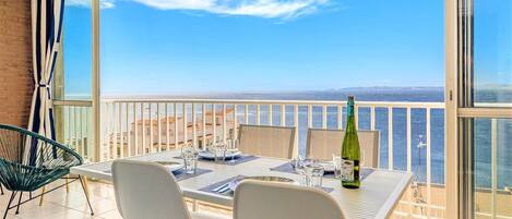 屋外ダイニングエリア