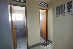 豪華客房 | 浴室 | 淋浴設備、淋浴花灑、毛巾、洗髮精