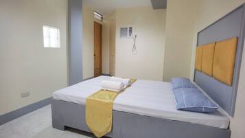 ๋๋ญ์ค๋ฃธ | ์ฑ
์, ๊ฐ์ด ์นจ๋, ๋ฌด๋ฃ WiFi, ์นจ๋ ์ํธ