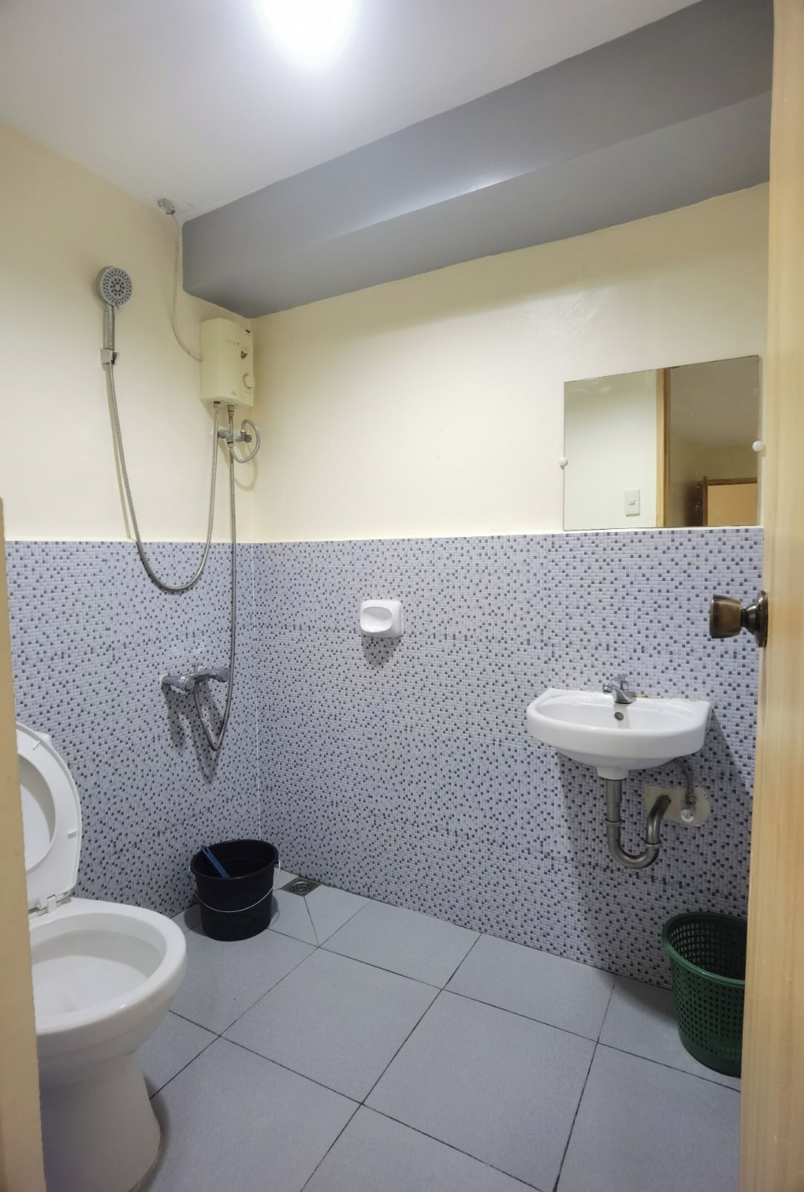 Standard Room | Bathroom | Shower, rainfall showerhead, towels, shampoo