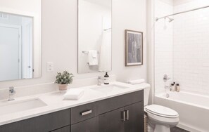 Combined shower/tub, free toiletries, hair dryer, towels