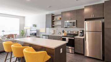 Deluxe Apartment | Private kitchen | Fridge, microwave, oven, stovetop