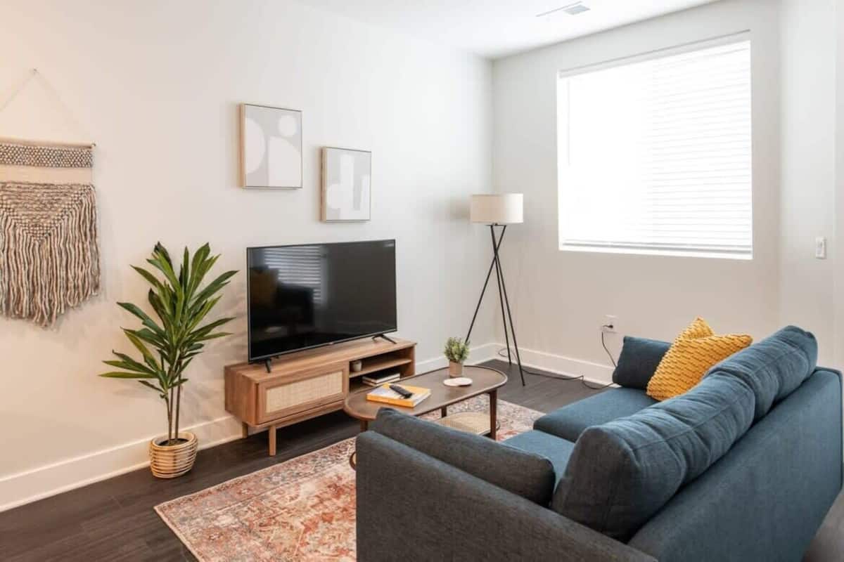 Smart TV, Netflix, Hulu, streaming services