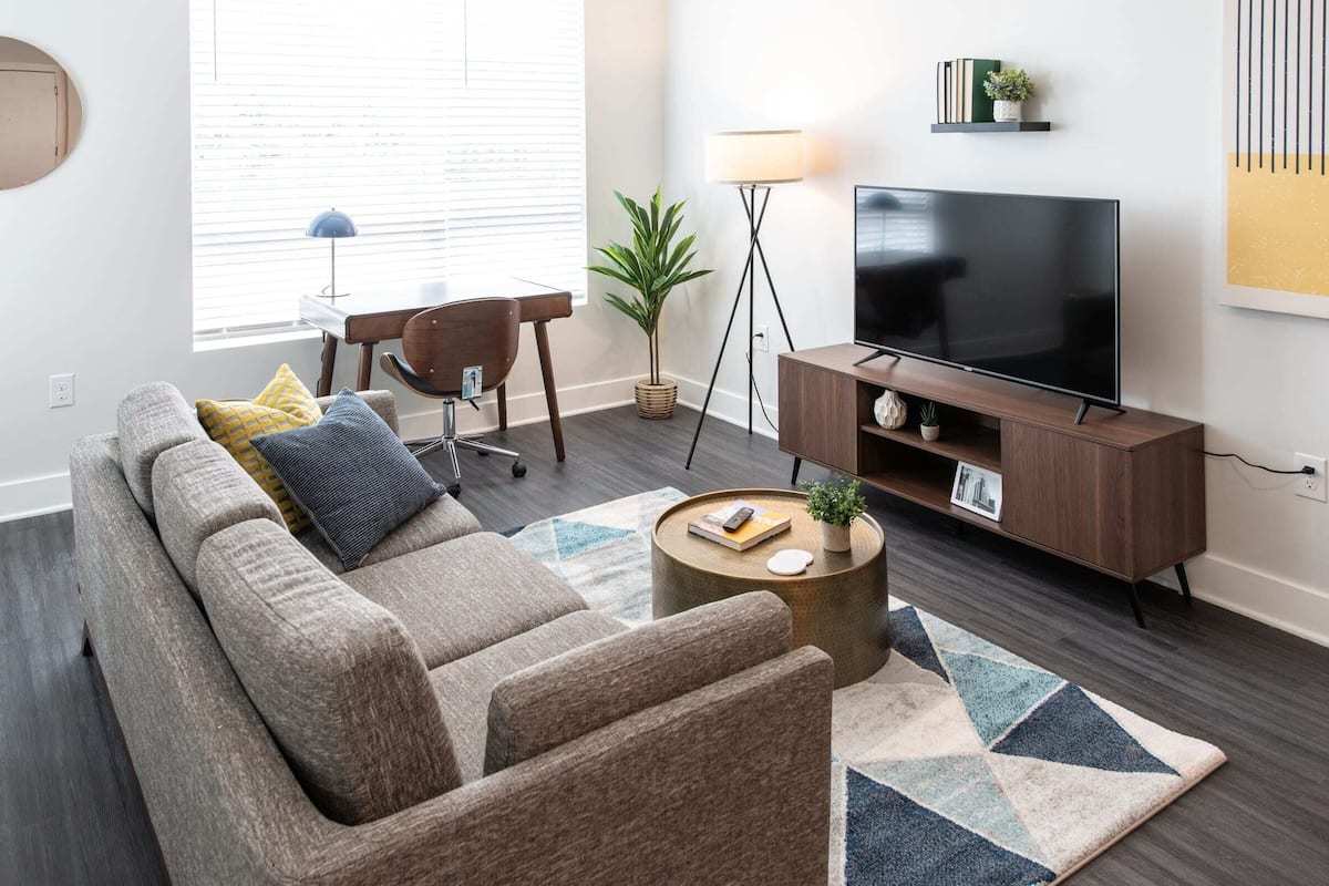 Smart TV, Netflix, Hulu, streaming services