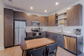 Appartement Deluxe | Cuisine privée | Réfrigérateur, micro-ondes, four, plaque de cuisson
