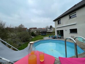 Lämmitetty uima-allas