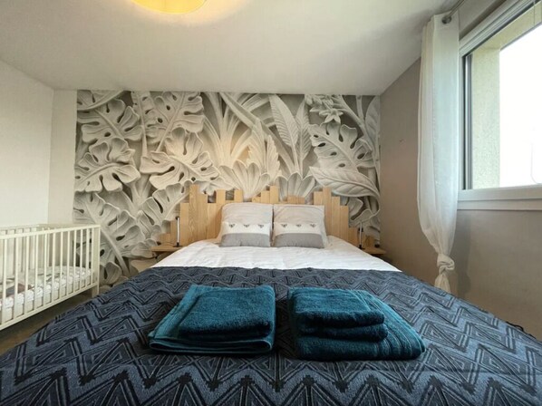 4 makuuhuonetta, työpöytä, silitysrauta/-lauta, ilmainen Wi-Fi