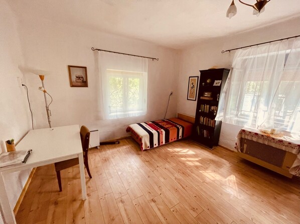 2 Schlafzimmer, Schreibtisch, Bügeleisen/Bügelbrett, kostenloses WLAN