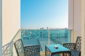 Standard Apartment | Balcony - City Garden Tower by Pattaya Holiday (Pattaya)