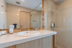 Deluxe Apartment | Bathroom - City Garden Tower by Pattaya Holiday (Pattaya)