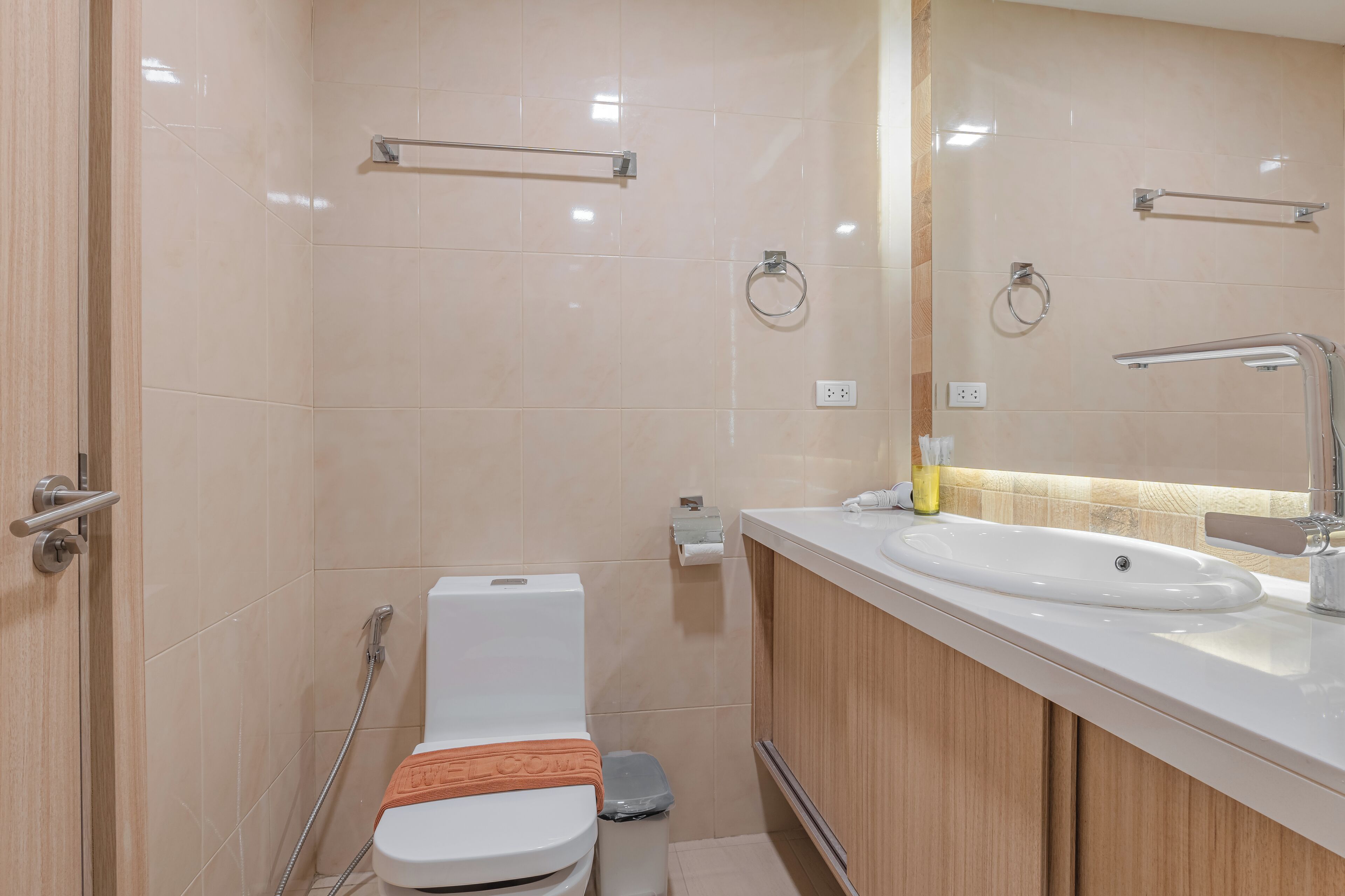 Un baño moderno con inodoro, lavabo y ducha.