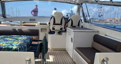 Yacht Dans la Baie de St Tropez