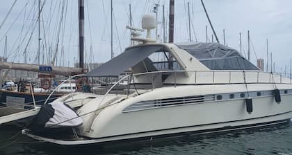 Yacht dans la baie de St Tropez