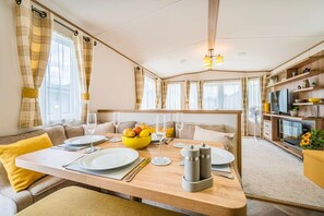 Dining - Pevensey Bay Beach Chalet with paid pool (Pevensey Bay)