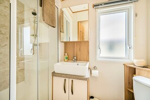 Shower, hair dryer, towels - Pevensey Bay Beach Chalet with paid pool (Pevensey Bay)