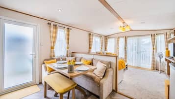 Télévision, cheminée, espaces bureaux