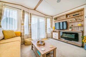 TV, fireplace, offices - Pevensey Bay Beach Chalet with paid pool (Pevensey Bay)